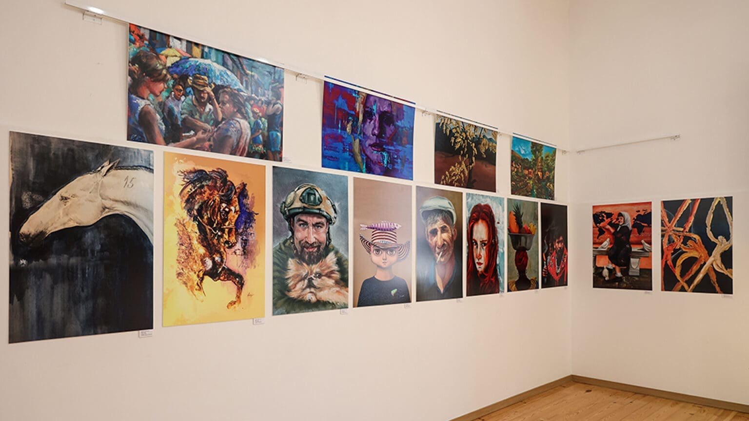 Exposição Solidária Revela Diversidade de Técnicas Artísticas em Setúbal